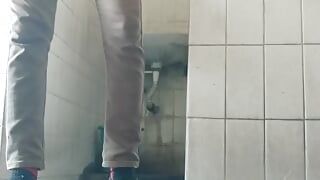 Un tip își masturbează pula uriașă în baie