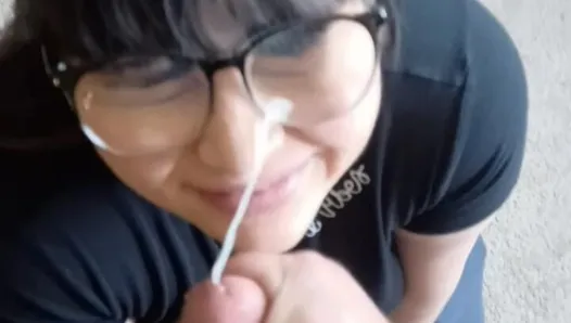 DD Sadie поклоняется сперме отчима на ее лице