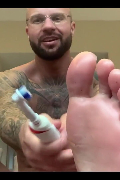 柔らかなピンクの足裏にオイルを塗ろう