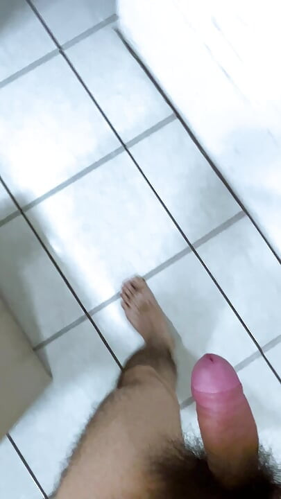 Fui enviado para o trabalho e acabei me masturbando nua no escritório do chefe