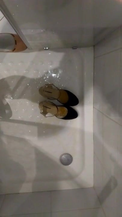 PISSING SHOES27