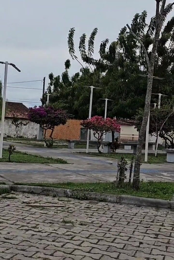 Enquanto eu estava me resfriando na Pequena Praça, um estranho estava olhando para mim, me desejando.