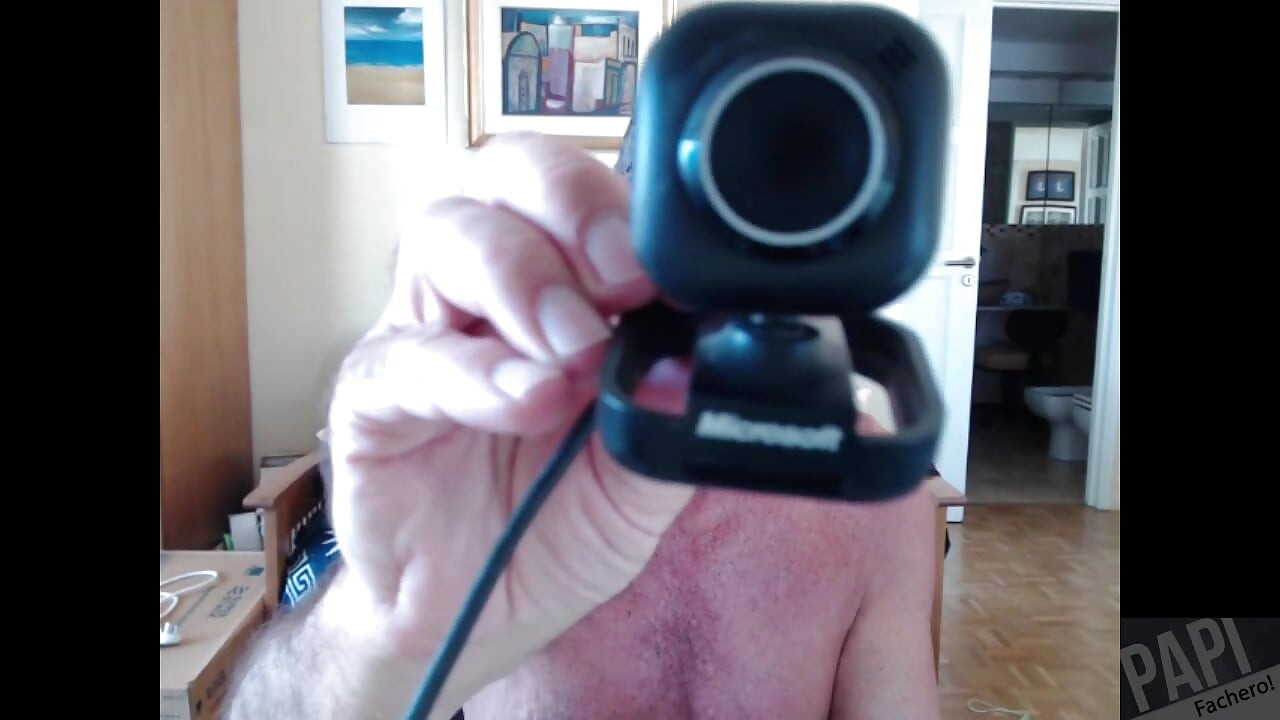 Comparing my Old MicroSoft LifeCam VX-2000 Webcam with a new HD Logitech C922 Pro Stream Webcam