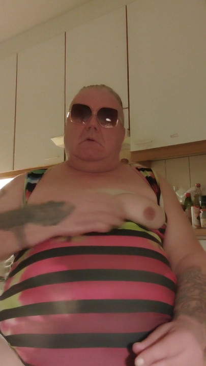 สาวนมและตูดอ้วนโชว์ตูดใหญ่ใกล้ๆ | คลิป 1