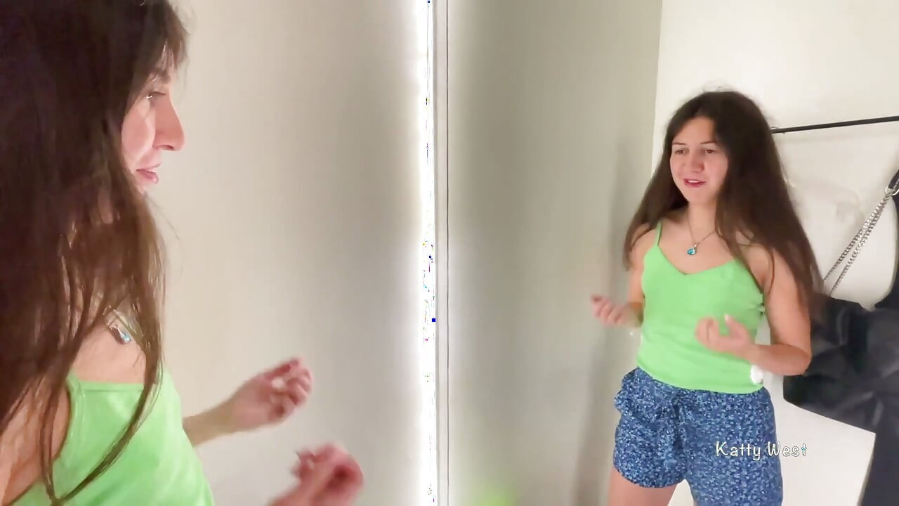 Menina e puta suave do vestiário pegas