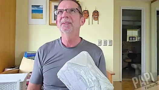 Pervy papifachero yeni bir göt korsanı oyuncağını açıyor