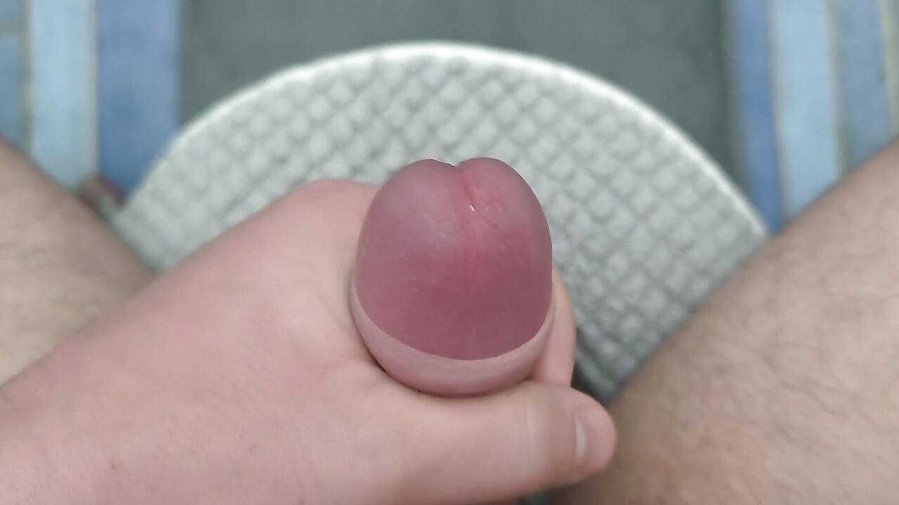 私は柔らかいチンコを手でしごき、射精しました