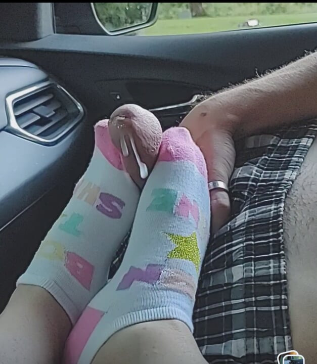 Offentlig Footjob Sockjob Med Piger Ankelsokker - Cum On Sokker