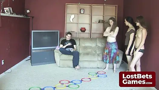 Dalam permainan twist Stripscotch, mereka bersaing untuk muncrat terakhir