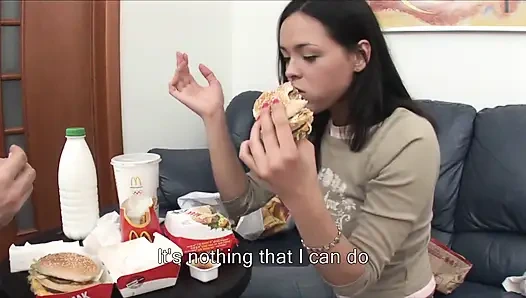 Крошка обожает курить, прежде чем ее трахнули анально трахают на кровати