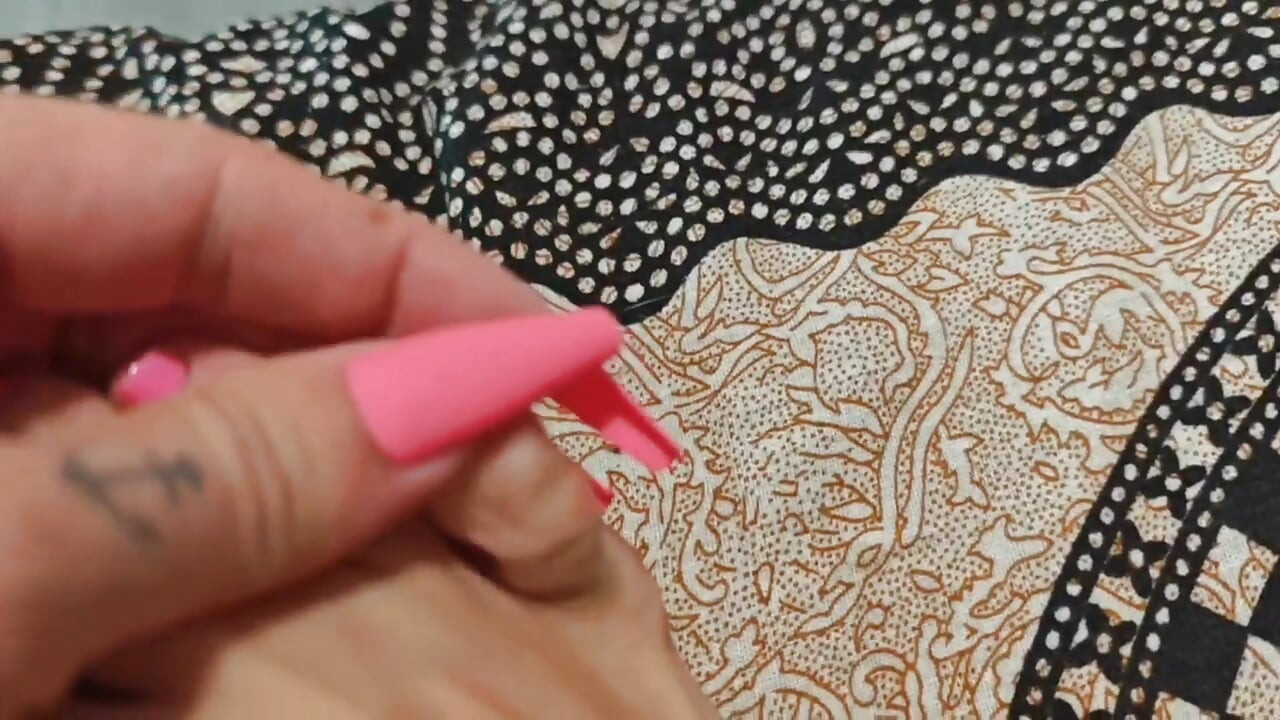 Pembe tırnaklı ayak fetişi büyük bir yarağı sıvazlıyor ve sikişiyor