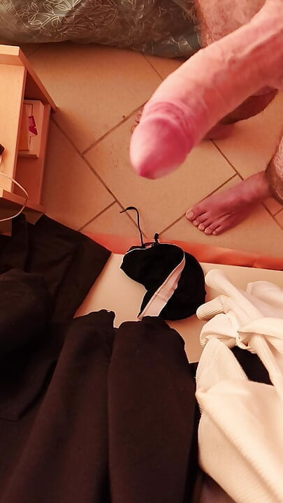 جبهة مورو الإسلامية للتحرير في بيكيني تدعو شابا من المخيم بعد حمام السباحة لأسلوب هزلي