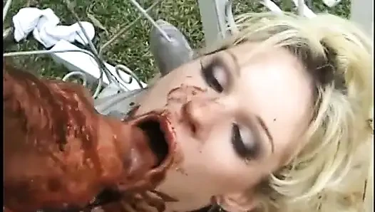 Sapık adam ve sarışın orta yaşlı seksi kadın çikolata şurubuyla kaplanırken sikişiyor