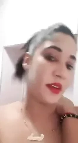 Awek desi India menghisap dan menunjukkan buah dada
