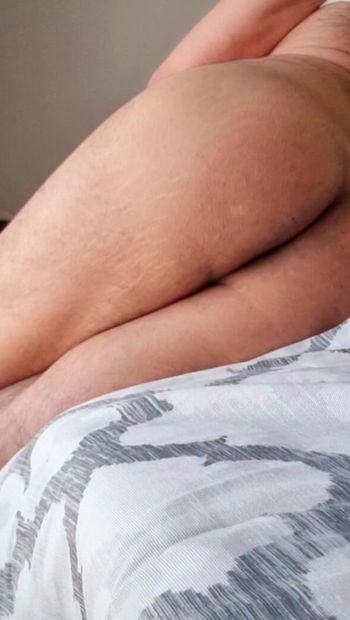 Wielki napalony tyłek facet naprawdę chciał się zerżnąć przez twardego kutasa na łóżku bez prezerwatyw