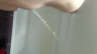 Marina kencing di bak mandi