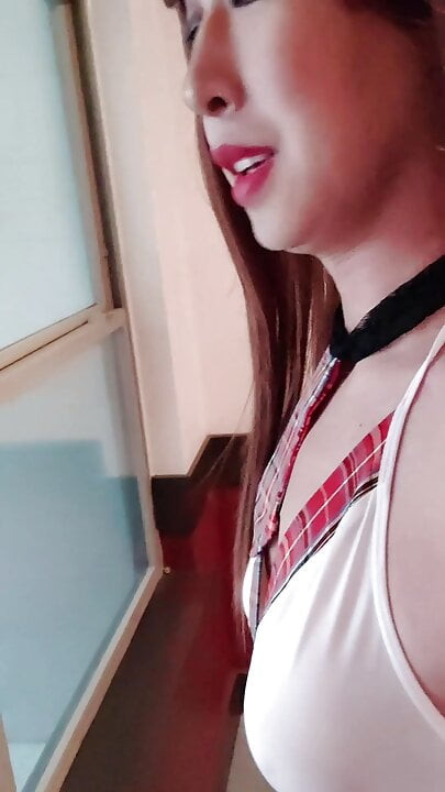 Schoolgirl sissy slut Bess gives herself a big orgasm before class