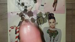 Katy Perry si sega sul poster
