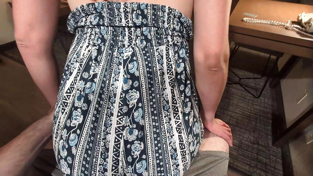 krémující šortky během lapdance od zrzky