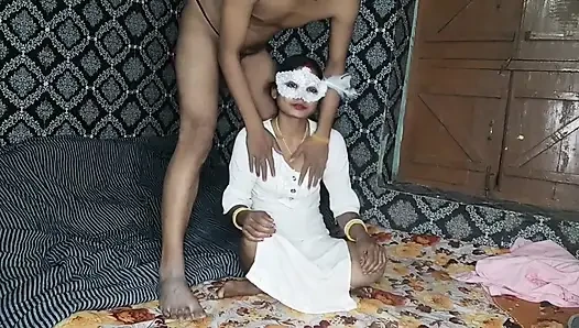 Büyük üvey kız kardeşim kızdı, tek kişilik yatağı paylaştık, tam Hintçe ses