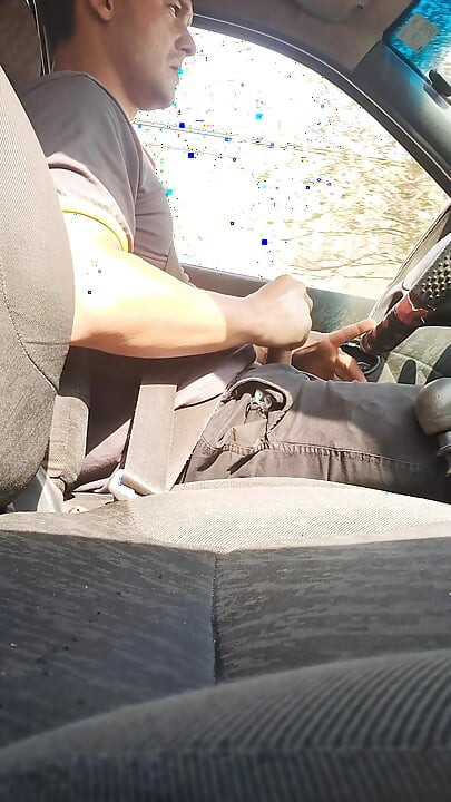 Смачно мастурбує на вулиці