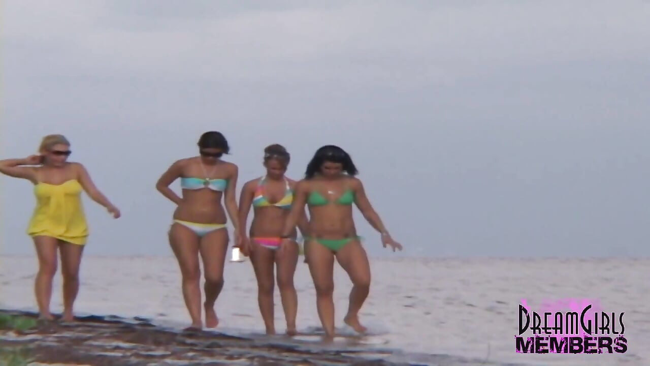 All Natural College Hotties Take Their Bikinis off
