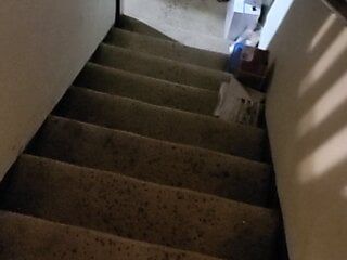 階段で放尿
