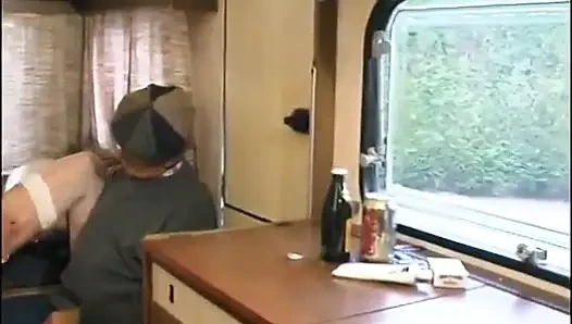 Извращенное дедушка приходит, чтобы получить свои яйца из автобуса шлюхи.