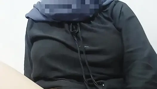 Красивая сестра в хиджабе