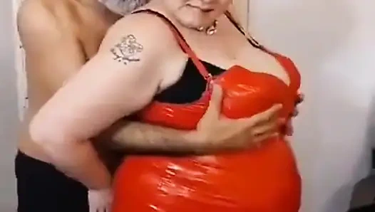 Kırmızılı büyük memeli bayan