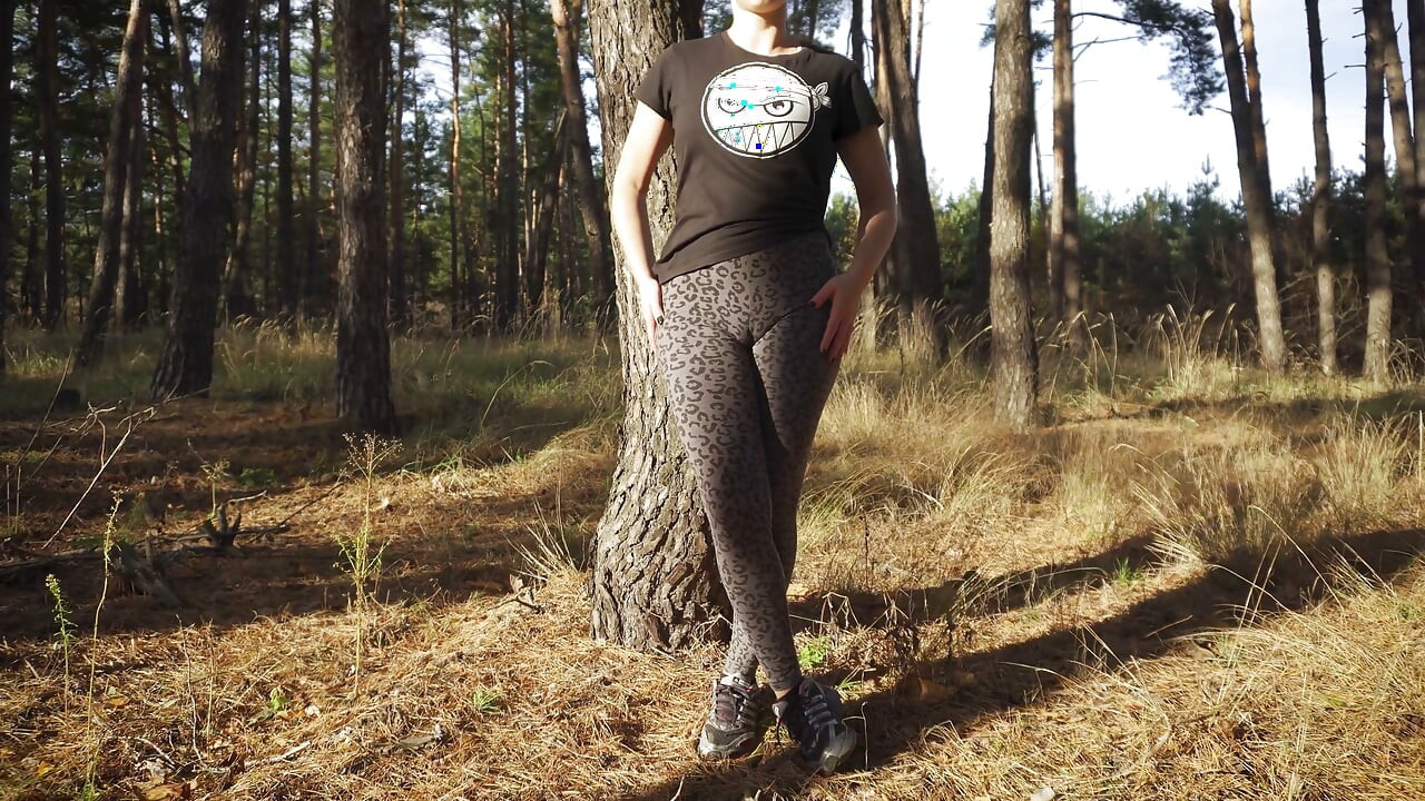 Girl Teases Her Big Cameltoe in Leopard Leggings Outdoors