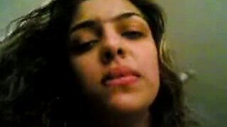 Arabisch meisje zuigt en neukt anaal