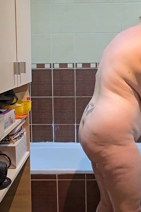 الاستحمام معا يتحول إلى جنس ساخن وينتهي بكس الزوجة ممتلئ بالمني