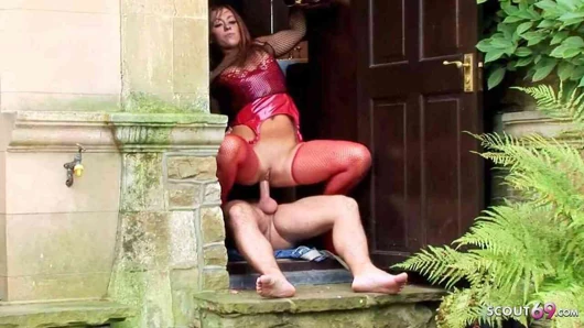 Redhead düzgün vücutlu milf sürpriz var kaba sikme ile yabancı