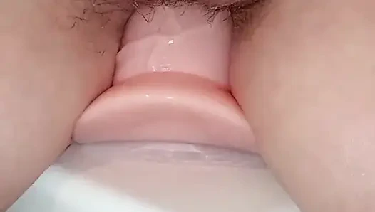 Mature slut try a new big toy in her large hairy cuny, until he make a big squirt