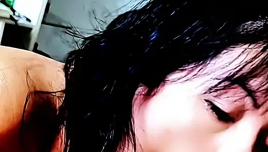 Schöne und junge Freundin aus dem College hat aus nächster Nähe einen amateurhaften und riskanten Blowjob gemacht und endet mit Sperma im Mund, und das weiße Mädchen schmeckt