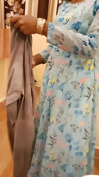 Saya menggoda lelaki Bank dalam seluar dalam coli untuk Emi - Handjob Tamil & Main Puting! Indianhotwifex