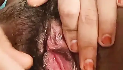 Дези юная студентка мастурбирует с использованием банана пальцами и Carror