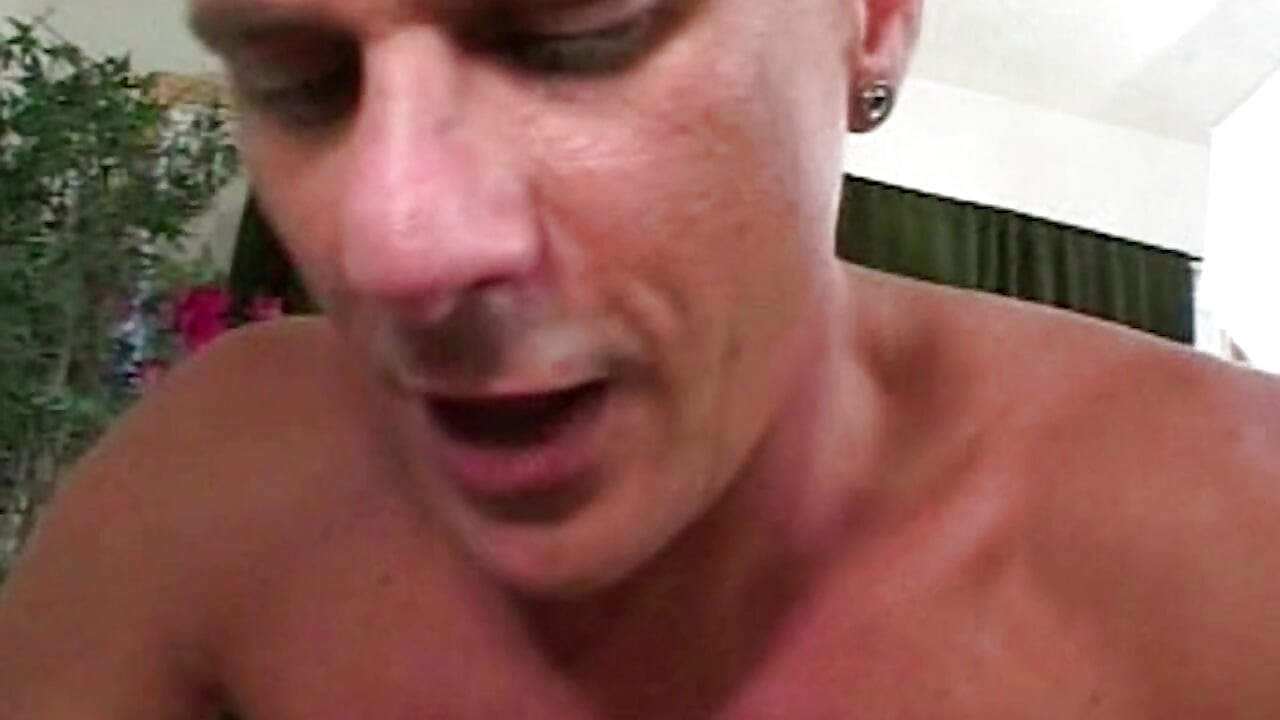Heißer Handjob und Selbstbefriedigung auf dem Sofa