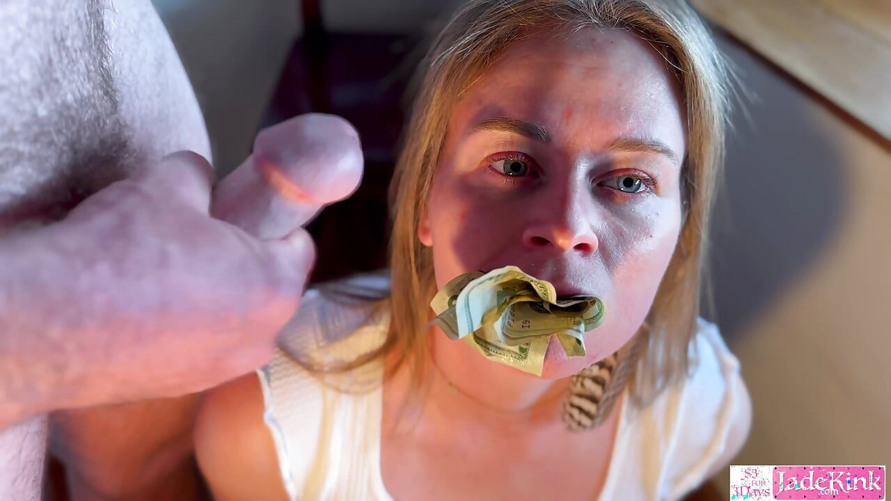Bancnote de douăzeci de dolari umplute în pizdă și spermă pe față