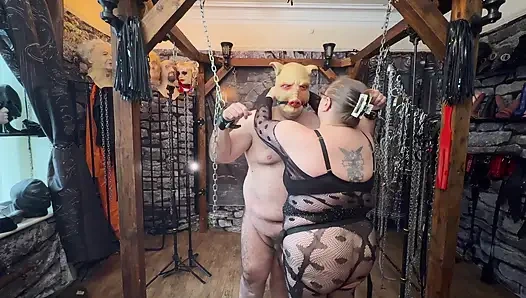 Bagian 3:- cewek piggy satana kembali ke kota untuk bersenang-senang sama domina satana!