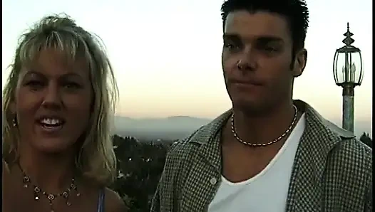 Bronzlaşmış sarışın domaltmalı anal sekse binmeyi ve yüzüne boşalmayı seviyor