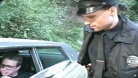 Vollbusige brünette MILF erträgt harten sex und explosive gesichtsbesamung