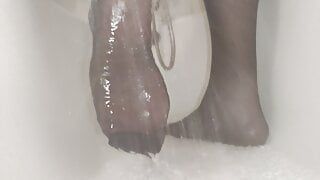 Tomando banho com meia-calça de nylon - fetiche por pés