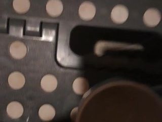 Éjaculation sur une tasse à café 3
