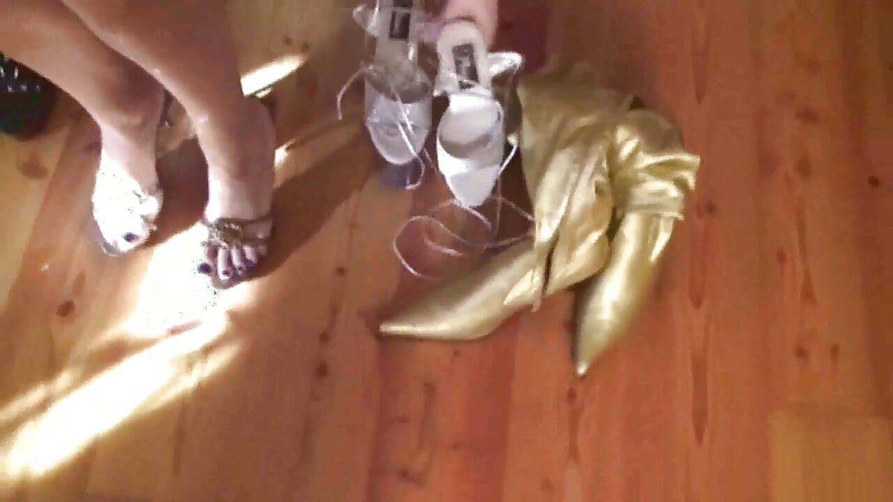 เธอรักคอลเลกชันรองเท้าของเธอ