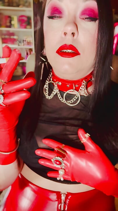 乳胶手套，珠宝和吸烟女王！Tina Snua抽烟并炫耀她戴着手套的手 - 漂流摇晃的戒指