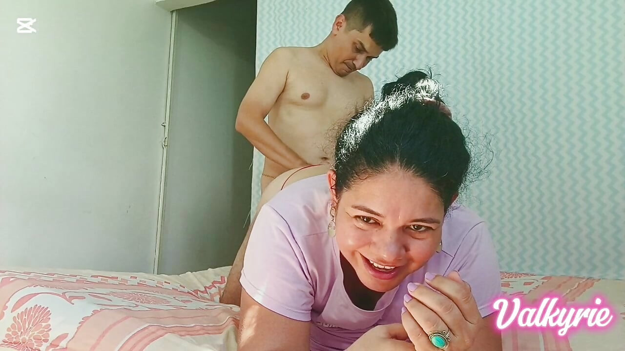 Seksi zaručnica puši bogatog