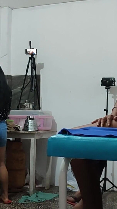Zapanjujući trenutak iz filma "Nestašna susjeda flertuje s novim prijateljem kojeg je upoznala u tuđoj kući"