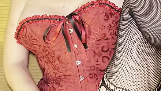 Korse ve file çoraplı orta yaşlı seksi kadın sikiliyor ve dölleniyor